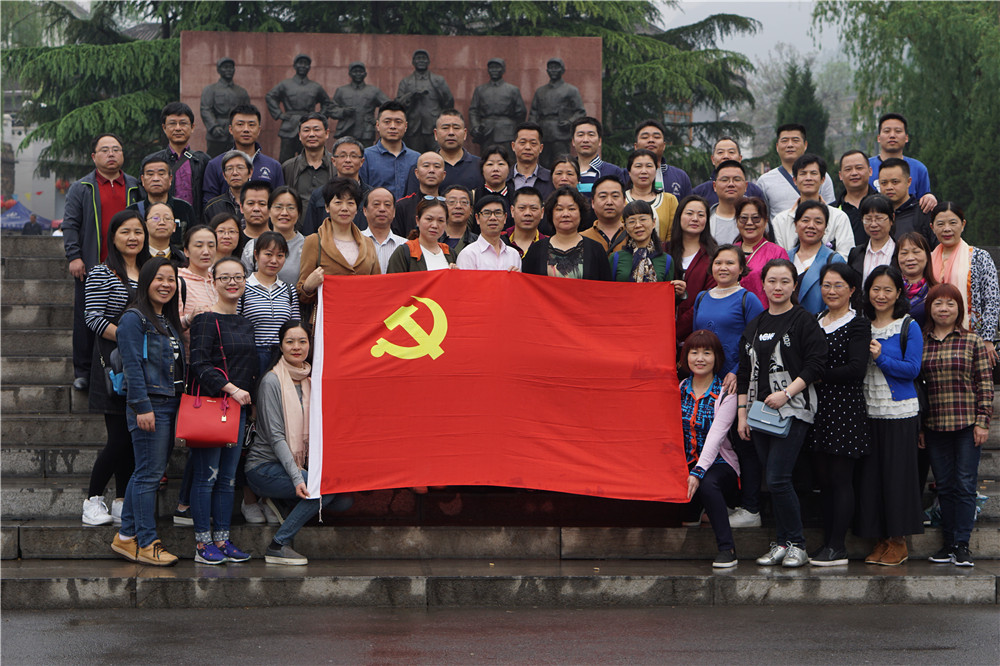 主题党日，不忘初心，图书馆全体党员参观西柏坡.jpg