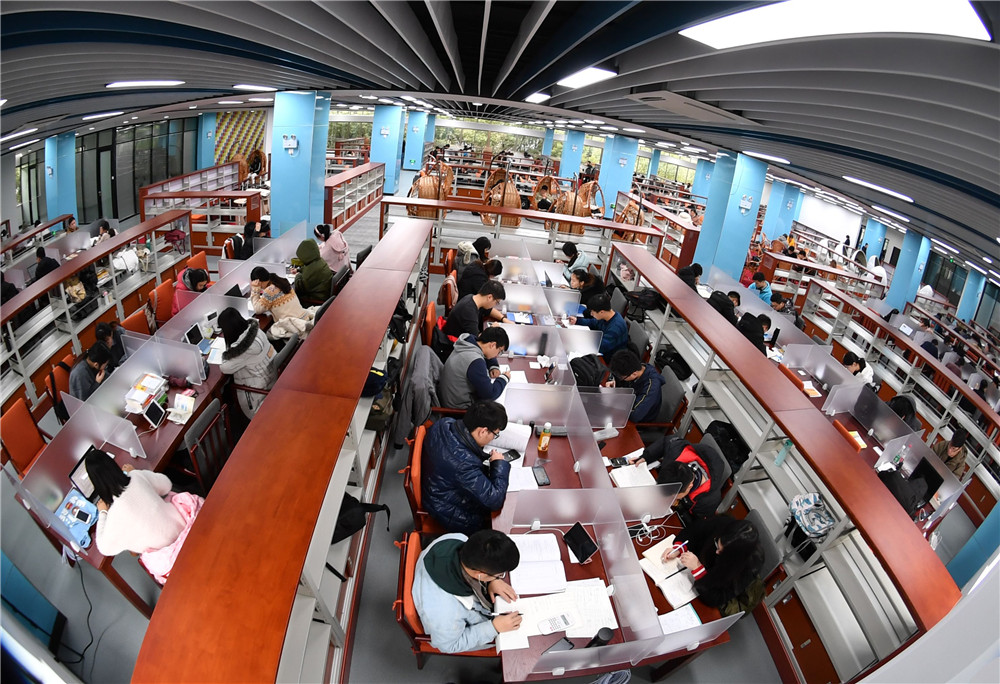湖南大学图书馆德智园区分馆试开放第一天.jpg