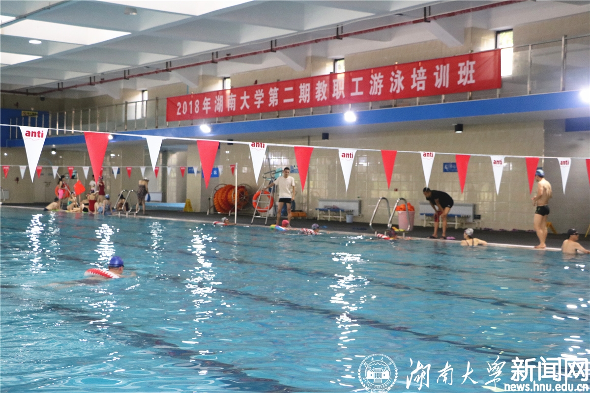 校工会举办2018年第二期教职工游泳培训班.jpg