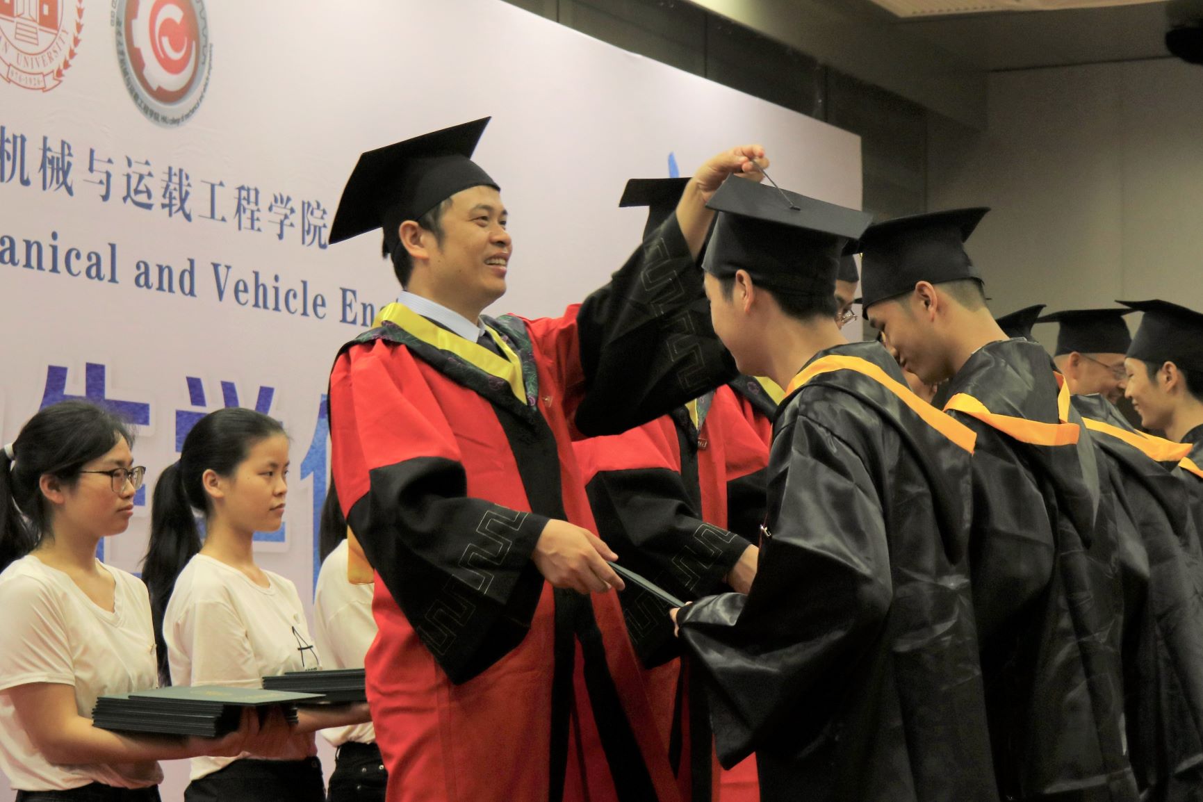 老师为毕业生拨穗。.JPG
