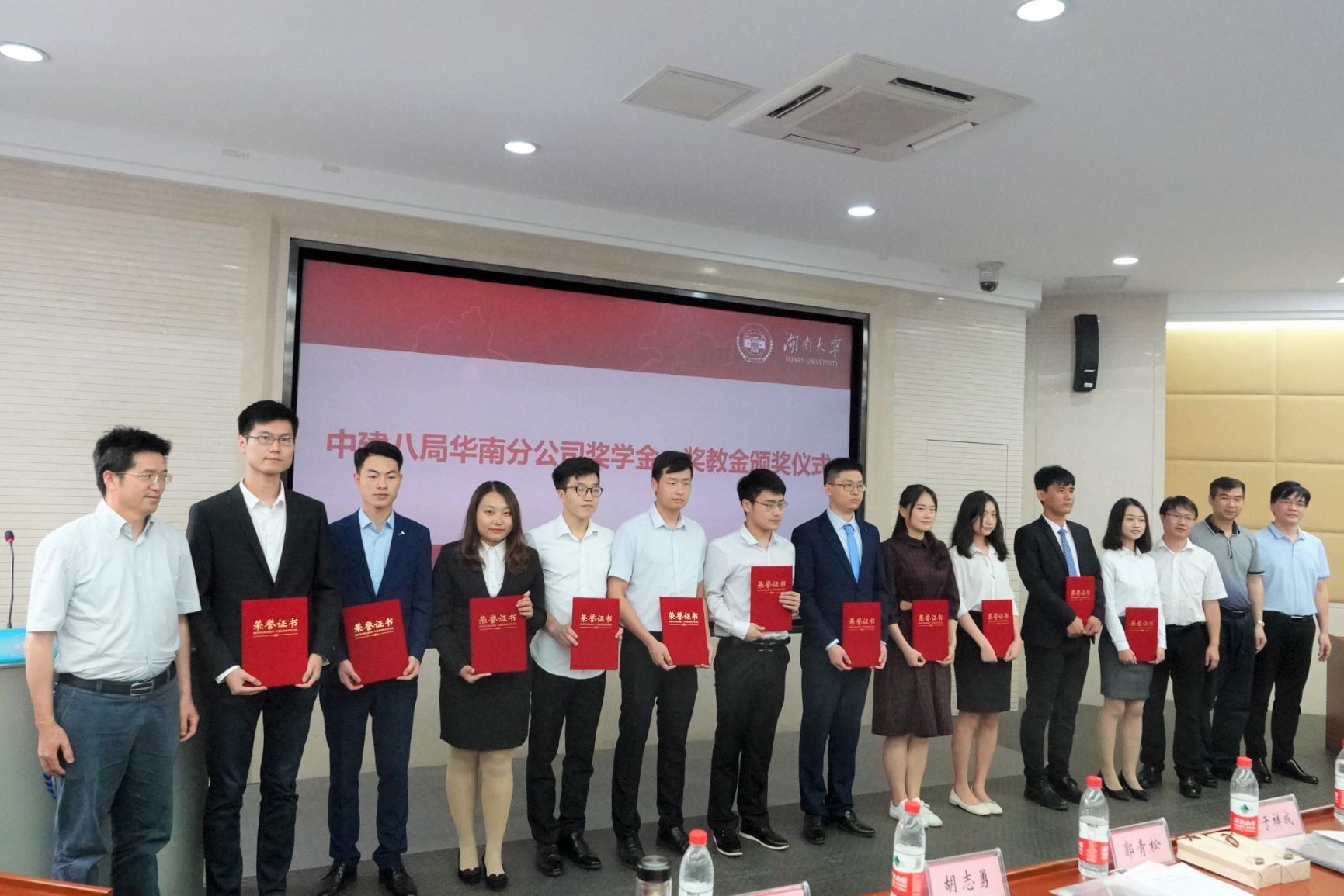 中建八局华南分公司颁发奖学金。.JPG