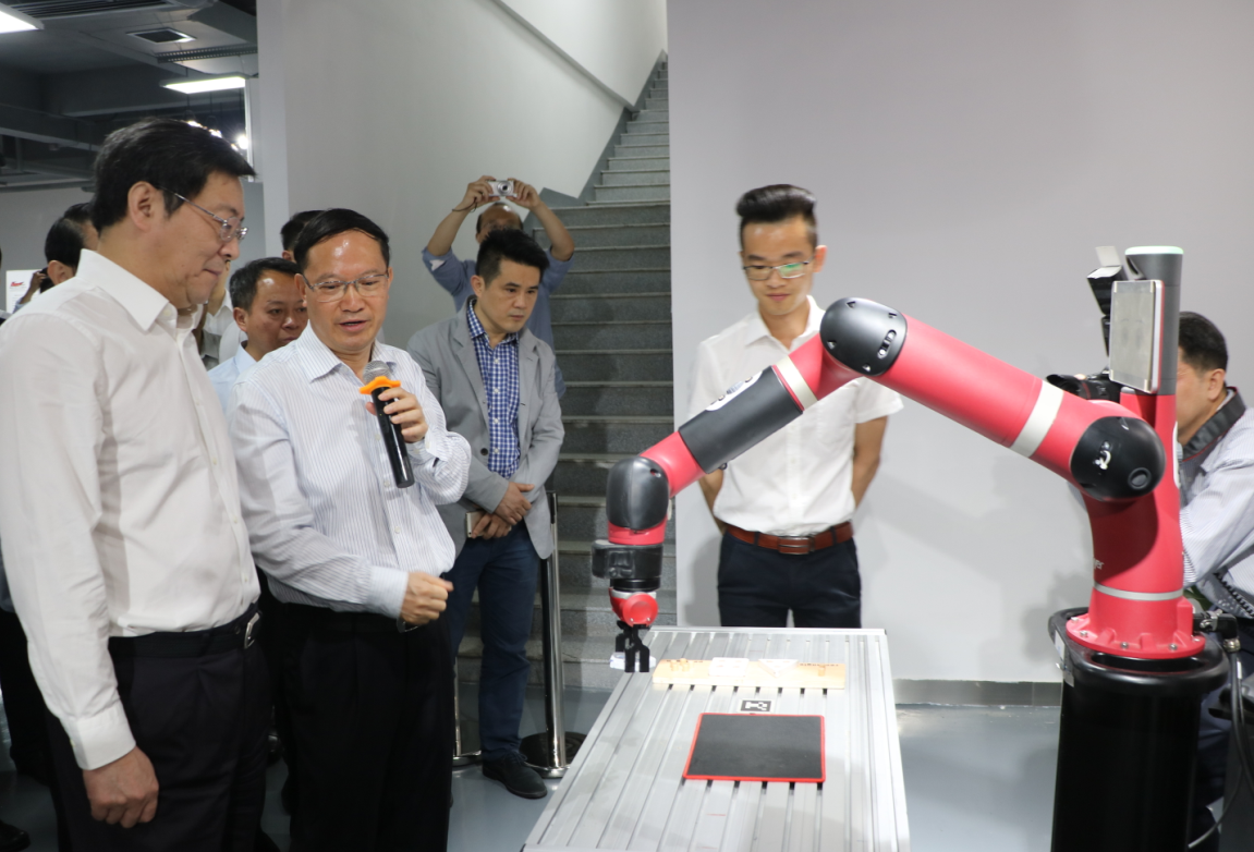 10 2017年5月,湖南省委书记、省人大常委会主任杜家毫来校调研.png